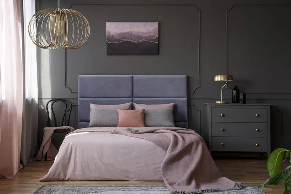 Gouden Lamp Kast Naast Roze Bed Elegante Pastel Slaapkamer Interieur — Stockfoto