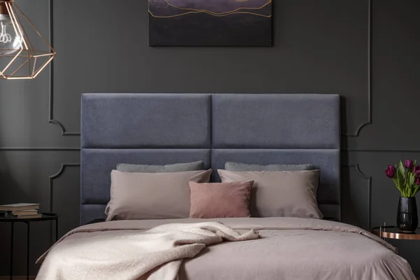 Крупный План Розового Одеяла Кровати Фиолетовым Изголовьем Интерьере Спальни Плакатом — стоковое фото