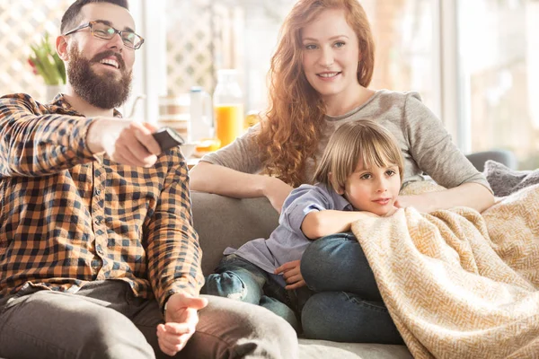 Glückliche Familie Beim Gemeinsamen Fernsehen Auf Dem Sofa Modernen Wohnzimmer — Stockfoto