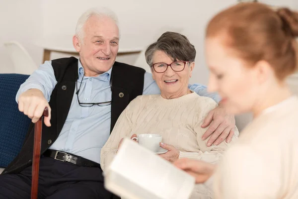 Professionele Verzorger Senior Paar Assisteren Dagelijkse Activiteiten Thuis — Stockfoto