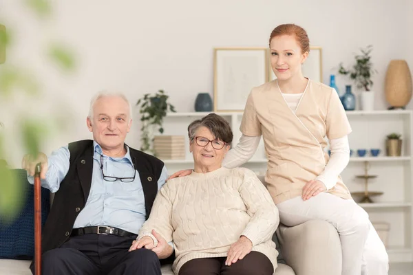 Portrait Une Soignante Professionnelle Avec Heureux Mariage Aînés Maison Dans — Photo