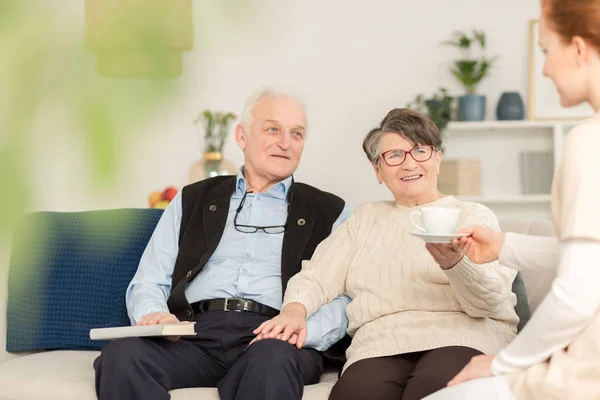 Seniorenpaar Gespräch Mit Einer Freundlichen Betreuerin — Stockfoto