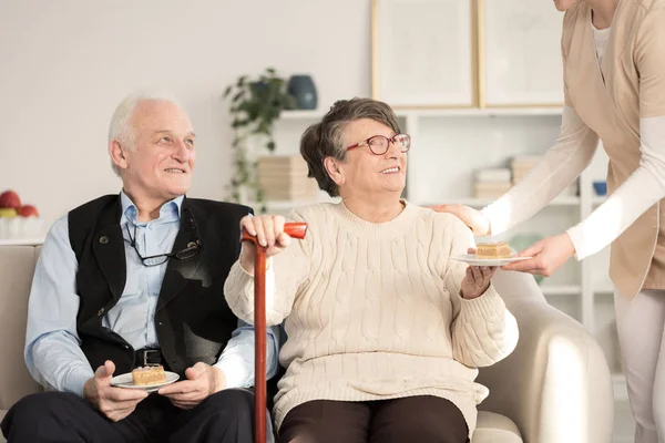 Professionelle Pflegekraft Serviert Alten Menschen Privatem Pflegeheim Ein Stück Apfelkuchen — Stockfoto