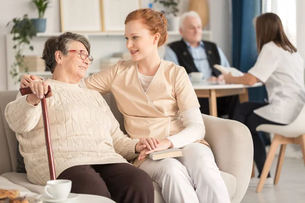 Caregiver çalışma yurtdışında, eski, yardımcı kadın özel emeklilik ev günlük aktiviteler sırasında devre dışı