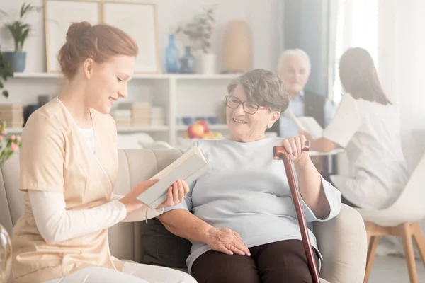 Freundliche Betreuerin Die Einer Glücklichen Älteren Frau Mit Gehstock Einem — Stockfoto