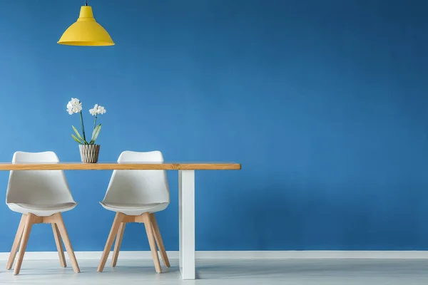 Deux Chaises Fleur Lampe Jaune Table Bois Sur Mur Bleu — Photo