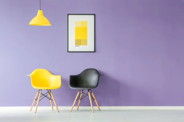 对比色 黄色和黑色椅子和黄色灯反对紫色背景墙与海报在一个最小的客厅室内设计的前视图 — 图库照片