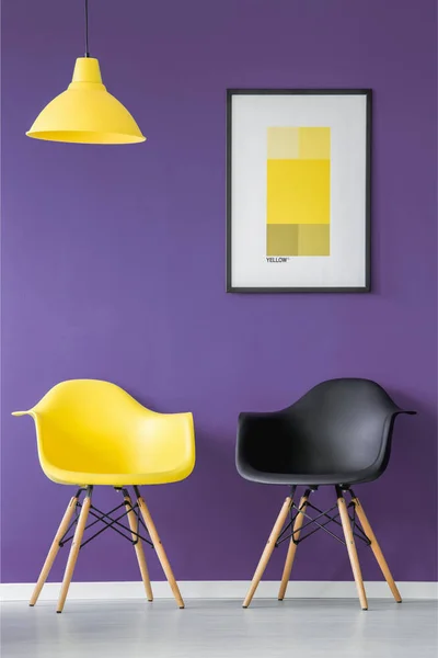 Chaise Jaune Noire Affiche Lampe Sur Mur Violet Intérieur Bureau — Photo