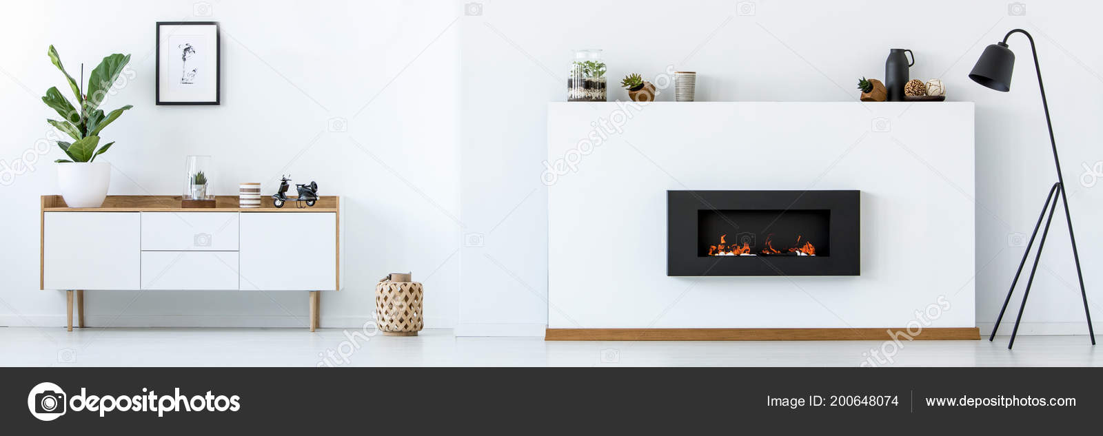 Weißer Innenraum Mit Kamin Schwarzer Metalllampe Schrank ...