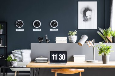 Lamba ve modern ev ofis iç posteri ile bitki ile ahşap masa üstünde Laptop