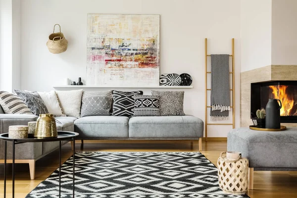 Gemusterter Teppich Dekorativen Wohnzimmerinterieur Mit Malerei Über Der Couch Echtes — Stockfoto