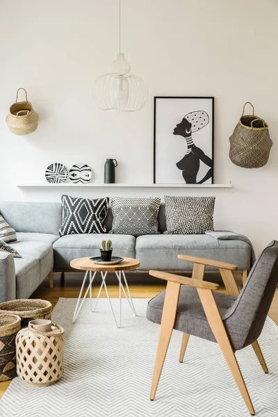 Fauteuil Gris Côté Table Bois Intérieur Lumineux Avec Affiche Coussins — Photo