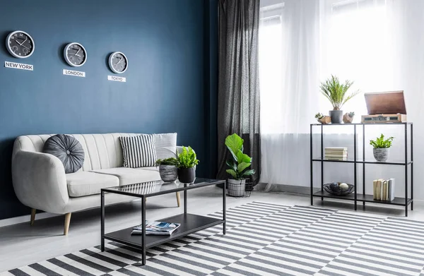 Plantas Tapete Estampado Azul Brilhante Sala Estar Interior Com Relógios — Fotografia de Stock