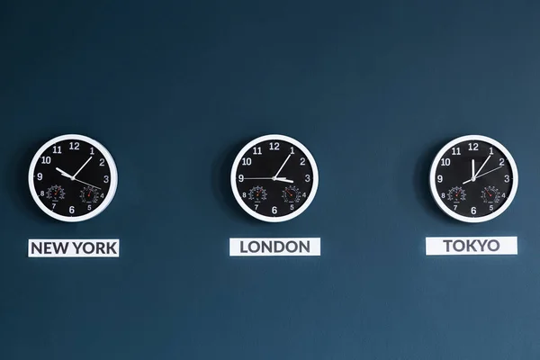 Relógios Pretos Parede Azul Marinha Interior Escritório Empresário — Fotografia de Stock