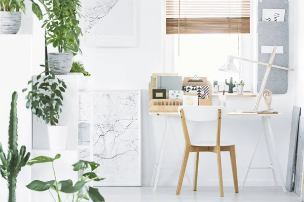 Interior Escritório Casa Branco Com Plantas Cartaz Mesa Cadeira Mesa — Fotografia de Stock