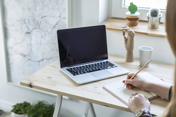 Vrouw Schrijven Agenda Zitten Aan Balie Met Een Geopende Laptop — Stockfoto