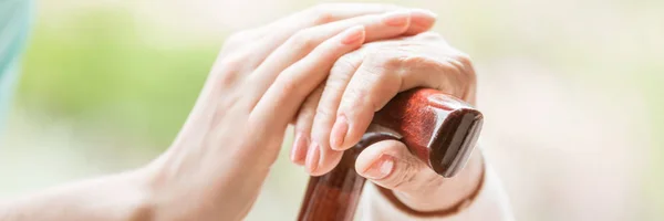 Gros Plan Une Canne Avec Deux Mains Femmes Dessus Une — Photo