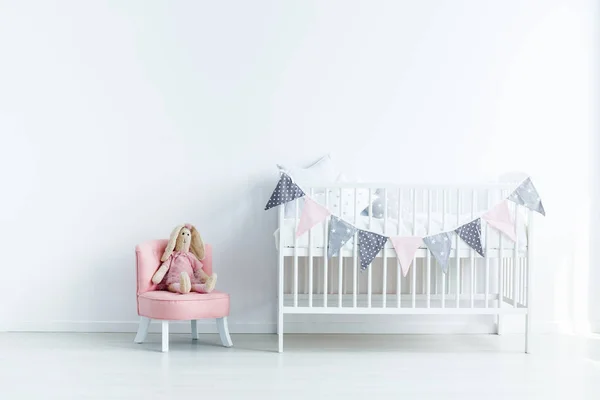 Juguete Peluche Silla Rosa Junto Cuna Blanca Interior Del Dormitorio —  Fotos de Stock