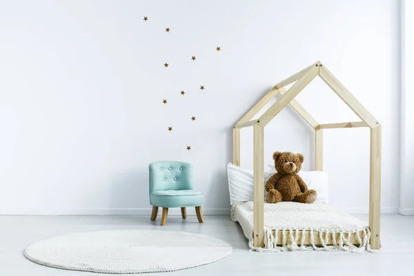 Simple Habitación Para Niños Interior Con Cama Bricolaje Con Oso —  Fotos de Stock