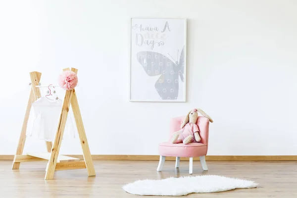 Плакат Бабочки Вешалка Одежды Дерева Розовое Кресло Кроликом Интерьере Детской — стоковое фото
