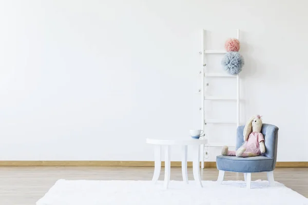 毛绒玩具在灰色椅子在白色桌在极小的孩子的房间内部与拷贝空间 真实照片 — 图库照片