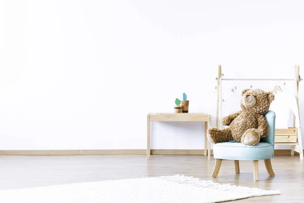 Osito Peluche Silla Azul Interior Habitación Del Niño Blanco Con — Foto de Stock