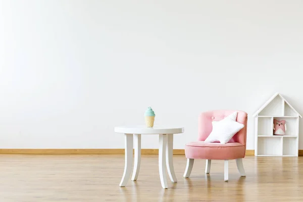 Mesa Niño Silla Con Una Almohada Estrella Interior Blanco Habitación — Foto de Stock