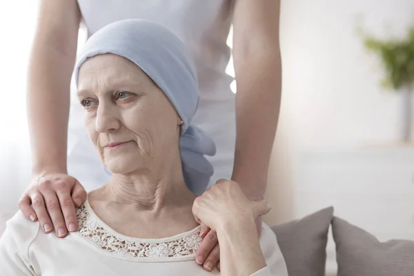 Κλάμα Ηλικιωμένη Γυναίκα Καρκίνο Και Ένας Εθελοντής Την Φροντίζει — Φωτογραφία Αρχείου