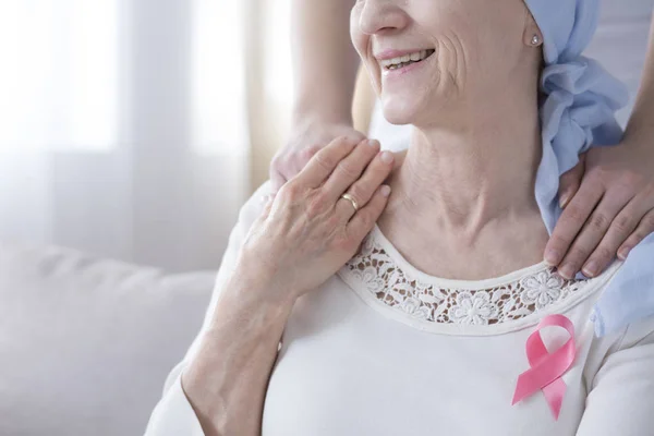 ピンク リボン乳がんとの戦いのシンボルとして 笑顔の高齢女性のクローズ アップ — ストック写真