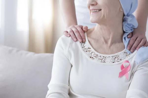 Închiderea Unei Femei Vârstă Zâmbitoare Cancer Sân Purtând Panglică Roz — Fotografie, imagine de stoc