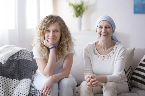 Lächelndes Mädchen Und Eine Kranke Frau Mit Eierstockkrebs Die Zusammen — Stockfoto