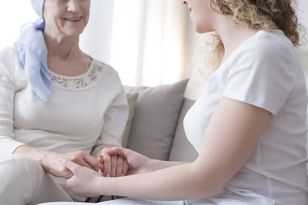 Närbild Mamma Med Cancer Och Hennes Dotter Som Håller Händerna — Stockfoto