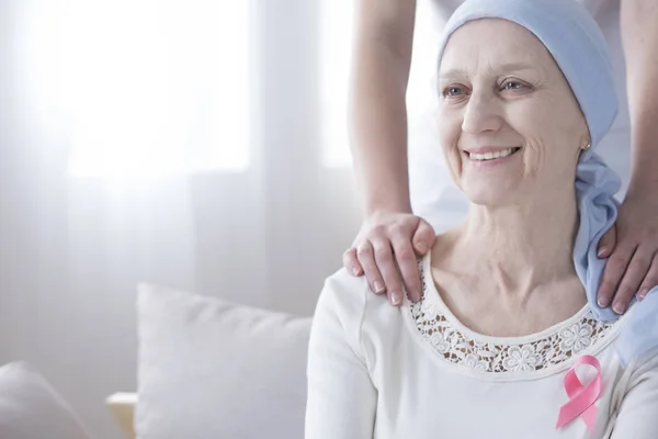 Счастливая Пожилая Женщина Раком Молочной Железы Носит Розовую Ленту Поддерживаемую — стоковое фото
