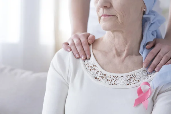 Donna Malata Che Indossa Nastro Rosa Cancro Seno Sostenuto Sua — Foto Stock