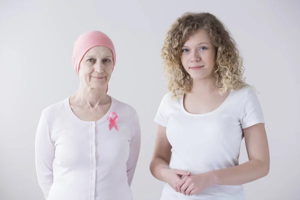 Mujer Con Cáncer Mama Hija Posando Sobre Fondo Blanco — Foto de Stock