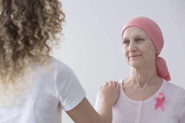 Mujer Mayor Esperanzada Con Cáncer Usando Una Cinta Rosa Pañuelo — Foto de Stock