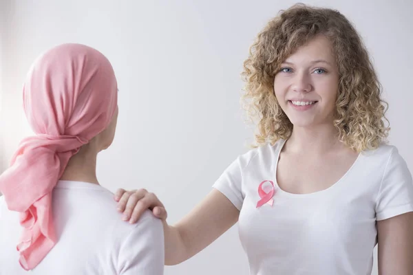 Mujer Sonriente Con Cinta Rosa Que Apoya Persona Enferma Con — Foto de Stock