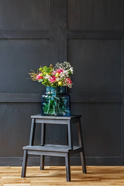 Buquê Flores Coloridas Vaso Azul Fezes Pretas Interior Escuro Mínimo — Fotografia de Stock