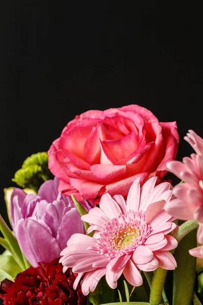 黒の背景に赤とピンクの花のクローズ アップ バレンタインデーのコンセプト — ストック写真