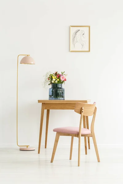 Silla Madera Mesa Con Flores Junto Una Lámpara Interior Blanco — Foto de Stock