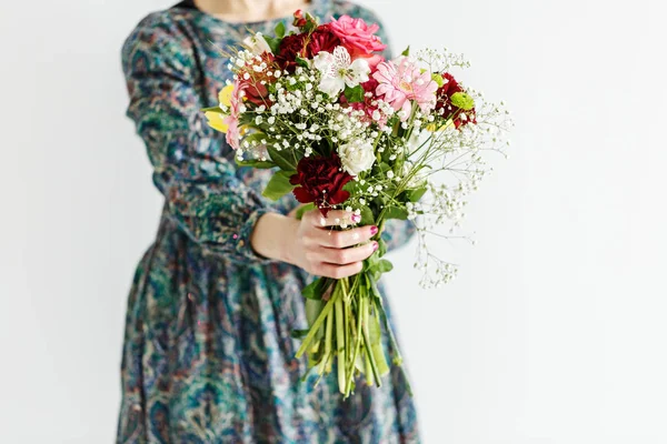 女性の花の花束とクローズ アップ母の日ギフト — ストック写真