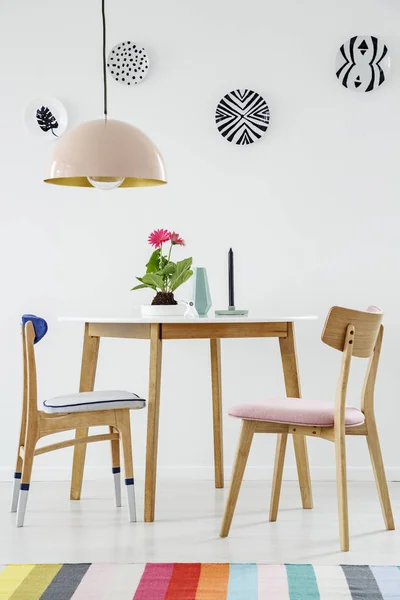 Bunter Teppich Esszimmer Interieur Mit Holzstühlen Tisch Unter Rosa Lampe — Stockfoto