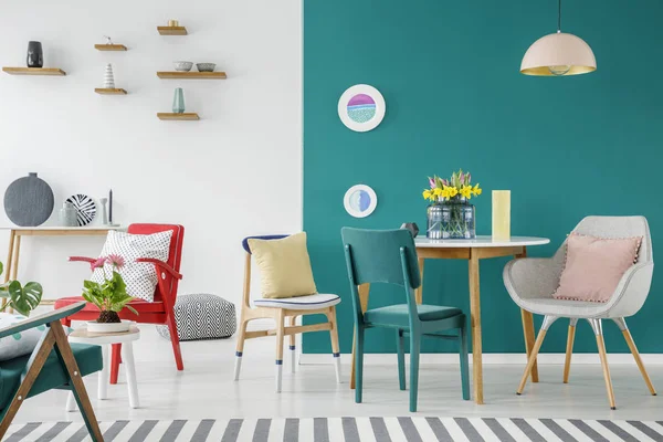 Yeşil Karşı Ahşap Masa Sandalyeler Renkli Daire Çiçekli Duvar — Stok fotoğraf