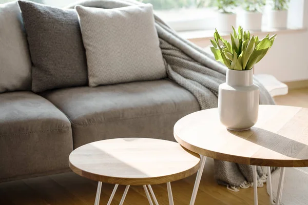 Close Van Tulpen Houten Ronde Tafel Natuurlijke Grijs Woonkamer Interieur — Stockfoto