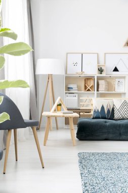 Ahşap masa sandalye ve yeşil yatak yastık ile ile oturma odası iç üçgeni