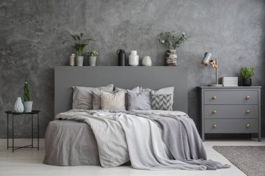 Yastık yatak dolap yatak odası iç beton duvar ile arasındaki tablo. Gerçek fotoğraf