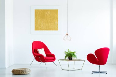 Fern modern loft iç sarı boya ile kırmızı koltuklar ve kabarık arasında tablo. Gerçek fotoğraf