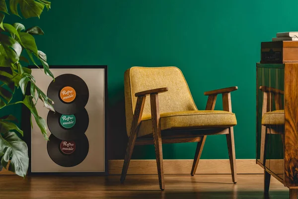 Vintage Intérieur Chambre Avec Des Murs Verts Chaise Jaune Vinyles — Photo