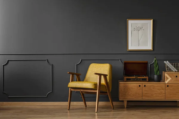 简单复古客厅内部与黑墙壁 木地板 黄色椅子 留声机并且海报 — 图库照片