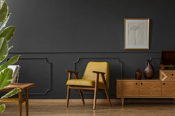Wnętrze Przestronne Vintage Salon Czarne Ściany Drewniane Podłogi Żółty Krzesło — Zdjęcie stockowe